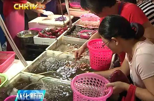 菜市场购销畅旺 各种肉类售价和海鲜产品价格有所上涨,但没有影响到街坊的购买热情