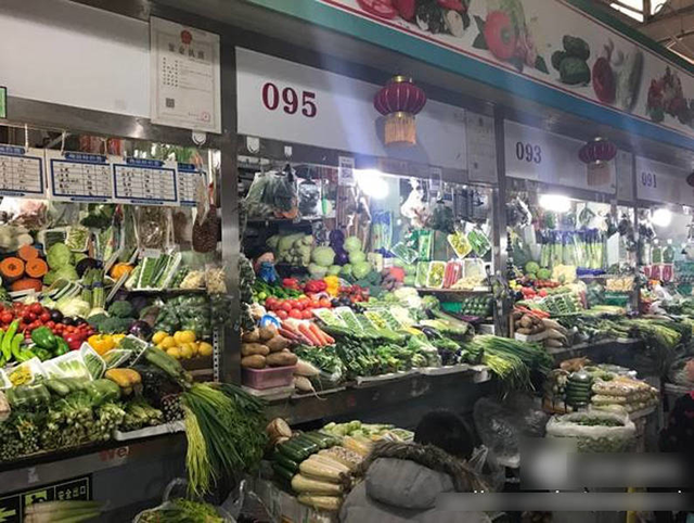 明星也得炒菜做饭 在北京偏偏这个菜市场明星云集
